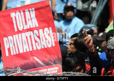 1. Mai 2013, Surabaya, Indonesien: Tausende von Arbeitern inszeniert Rallyes der internationalen Arbeiter Day (Mai) 2013 vor dem Amtssitz von Ostjava Gouverneur an Grahadi, Surabaya zu feiern. Arbeiter forderten höhere Löhne, Abschaffung der Vertragsarbeit System/Out-sourcing, Verteidigung der Rechte der Arbeitnehmerinnen und der Verstaatlichung von Auslandsvermögen. (Foto von Robertus Pudyanto/AFLO) Stockfoto