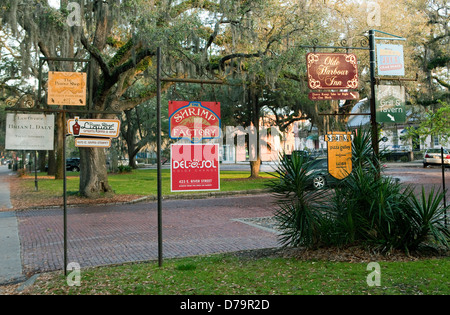 Ein Blick auf Firmenschilder Emmet Park in Savannah, Georgia Stockfoto
