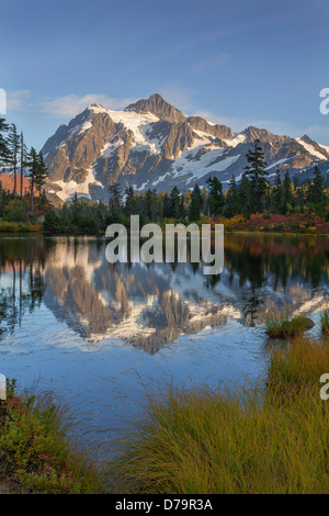 Mount Baker-Snoqualmie National Forest, Washington: Mt Shuksan Nachdenken über Bild-See im Abendlicht Stockfoto