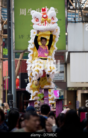 Löwentanz auf einer belebten Straße in Hong Kong Stockfoto