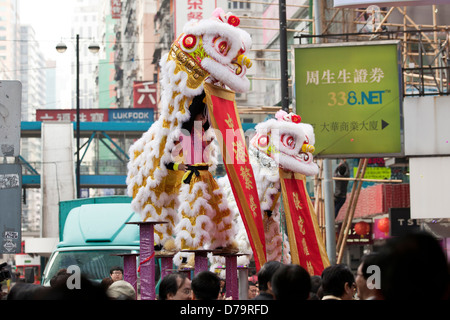 Löwentanz auf einer belebten Straße in Hong Kong Stockfoto