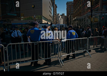 Mittwoch, 1. Mai 2013, New York, NY, Vereinigte Staaten: New York City Polizei Offiziere zusehen, wie die Demonstranten in New Yorker Union Square zum International Workers Tag, auch bekannt als Maifeiertag sammeln. Stockfoto