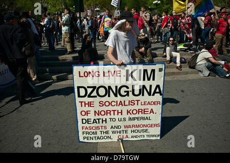 Mittwoch, 1. Mai 2013, New York, NY, Vereinigte Staaten: A Mann hält ein Zeichen nordkoreanischen Führer Kim Jong-Un zu verteidigen, wie Demonstranten von verschiedenen Gruppen in New York-Union Square zum International Workers Tag, sammeln auch bekannt als May Day. Stockfoto