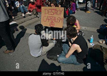 Mittwoch, 1. Mai 2013, New York, NY, Vereinigte Staaten: A Frau hält ein Schild mit der Aufschrift "Destroy Kapitalismus", wie Demonstranten am New Yorker Union Square zum International Workers Tag, sammeln auch bekannt als May Day. Stockfoto
