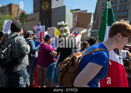 1. Mai, 2013, New York, NY, USA: Mehrere hundert Menschen mit versammelten sich am Union Square in lower Manhattan zu demonstrieren, feiern und protestieren am Maifeiertag 2013 Occupy-Bewegung angeschlossen. Stockfoto