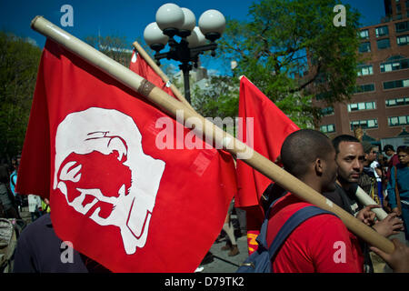 Mittwoch, 1. Mai 2013, New York, NY, USA: Zwei junge Männer halten rote Fahnen, trägt ein Bild von Mao Zedong, wie Demonstranten am New Yorker Union Square zum International Workers Tag, sammeln auch bekannt als May Day. Stockfoto