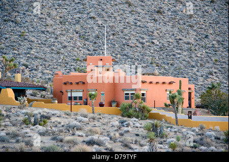 Adobe-Stil Haus in der Nähe von Eingang zum Joshua Tree Nationalpark in Kalifornien Stockfoto