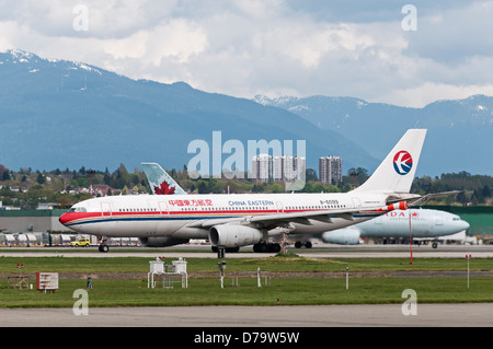 China Eastern Airlines und Air Canada Airlines Airbus A330 Jetliner für die Ausreise aus Vancouver-International (YVR) aufgereiht. Stockfoto