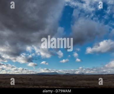 Eine große blaue frühen Morgenhimmel auf der alten Route 66 in der Nähe von Seligman Arizona Stockfoto