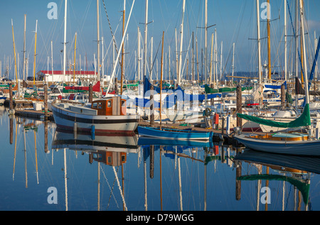 Port Townsend, Washington: Boote und Reflexionen an der Port Townsend Marina am Puget Sound Stockfoto