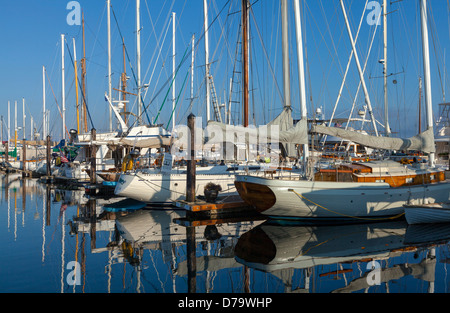 Port Townsend, Washington: Boote und Reflexionen an der Port Townsend Marina am Puget Sound Stockfoto