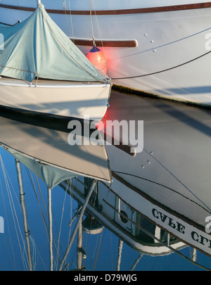 Port Townsend, Washington: Boote und Reflexionen an der Port Townsend Marina am Puget Sound Stockfoto