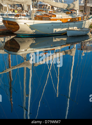 Port Townsend, Washington: Boote und Reflexionen an der Port Townsend Marina am Puget Sound Stockfoto