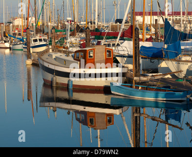 Port Townsend, Washington: Boote und Reflexionen an der Port Townsend Marina am Puget Sound Stockfoto