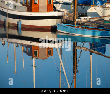 Port Townsend, Washington: Boote und Reflexionen an der Port Townsend Marina am Puget Sound Stockfoto