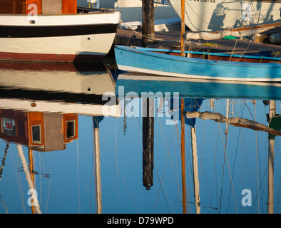 Port Townsend, Washington: Boote und Reflexionen an der Port Townsend Marina am Puget Sound Stockfoto