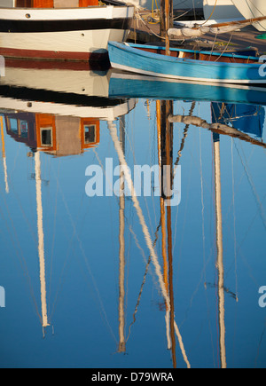 Port Townsend, Washington: Boote und Reflexionen an der Port Townsend Marina am Puget Sound Stockfoto