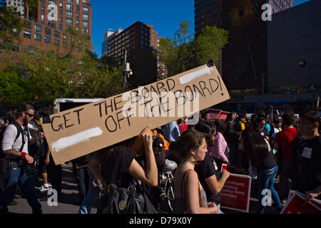 Mittwoch, 1. Mai 2013, New York, NY, Vereinigte Staaten: A Frau hält ein Schild mit der Aufschrift "das Board aus dem Vorstand" Get Demonstranten versammeln am New Yorker Union Square, International Workers Tag, auch bekannt als Maifeiertag zu markieren. Stockfoto
