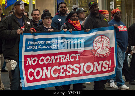 Mittwoch, 1. Mai 2013, New York, NY, USA: Arbeitnehmer Rechte Demonstranten, darunter auch Mitglieder der Transport Workers Union, März auf Broadway in Richtung Rathaus nach einer Kundgebung in New York-Union Square zum International Workers Tag, auch bekannt als May Day. Stockfoto