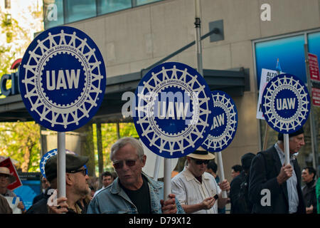 Mittwoch, 1. Mai 2013, New York, NY, USA: Arbeitnehmer Rechte Demonstranten, darunter auch Mitglieder der United Auto Workers März hinunter Broadway in Richtung Rathaus nach einer Kundgebung in New York-Union Square zum International Workers Tag, auch bekannt als May Day. Stockfoto