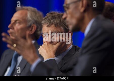 Los Angeles, Kalifornien, U.S.May 1, 2013. Von links nach rechts, Tony Blair, ehemaliger Premierminister von Großbritannien und Nordirland und Bill Gates, Co-Vorsitzender und Treuhänder, Bill & Melinda Gates Foundation, blicken auf als H.E Paul Kagame, Präsident der Republik Ruanda, spricht in einem Panel '' investieren in afrikanischen Wohlstand '' während die Milken Institut Global Conference on Mittwoch, 1. Mai 2013 in Beverly Hills, Kalifornien. (Bild Kredit: Kredit: Ringo Chiu/ZUMAPRESS.com/Alamy Live-Nachrichten) Stockfoto