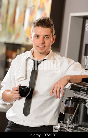 Attraktive Kellner stützte sich auf Espresso Maschine Trinkbecher Kaffee Stockfoto