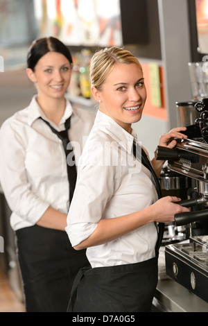 Lächelnden jungen Kellnerinnen serviert Kaffee im restaurant Stockfoto