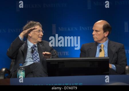 Los Angeles, Kalifornien, U.S.May 1, 2013. Michael Milken, Recht, Vorsitzender des Milken Institut blickt auf eine als Bill Gates, Co-Vorsitzender und Treuhänder, Bill & Melinda Gates Foundation, spricht in einem Panel '' investieren in afrikanischen Wohlstand '' während Milken Institut Global Conference on Mittwoch, 1. Mai 2013 in Beverly Hills, Kalifornien. (Bild Kredit: Kredit: Ringo Chiu/ZUMAPRESS.com/Alamy Live-Nachrichten) Stockfoto