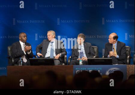 Los Angeles, Kalifornien, U.S.May 1, 2013. Von links nach rechts, danach streben Masiyiwa, Chairman und Gründer von Econet Wireless, Tony Blair, ehemaliger Premierminister von Großbritannien und Nordirland, Bill Gates, Co-Vorsitzender und Treuhänder, Bill & Melinda Gates Foundation, und Michael Milken, Vorsitzender des Milken Institute, in einem Panel '' investieren in afrikanischen Wohlstand '' während Milken Institut Global Conference on Mittwoch, 1. Mai 2013 in Beverly Hills, Kalifornien. (Bild Kredit: Kredit: Ringo Chiu/ZUMAPRESS.com/Alamy Live-Nachrichten) Stockfoto