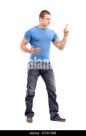 In voller Länge Portrait von ein gewalttätiger junger Mann droht mit Finger, isoliert auf weißem Hintergrund Stockfoto