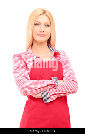 Lächelnde Arbeitnehmerin trägt eine Schürze und Blick in die Kamera, die isoliert auf weißem Hintergrund Stockfoto