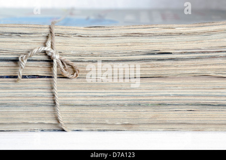 Oldtimer Zeitschriften Stack gebunden mit alten Bindfaden auf weißen Regal Stockfoto