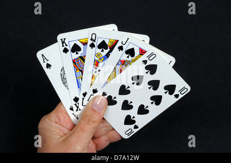 Royal Flush Pokerhand in den Spaten Anzug vor einem schwarzen Hintergrund. Stockfoto