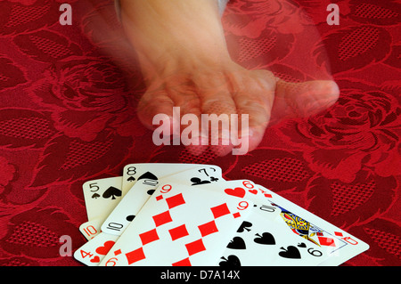 Frau spielt Snap auf rotem Grund. Stockfoto