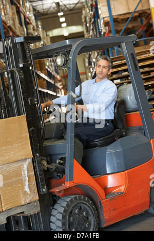 Mann fahren Gabelstapler im Lager Stockfoto