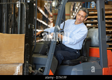 Mann fahren Gabelstapler im Lager Stockfoto