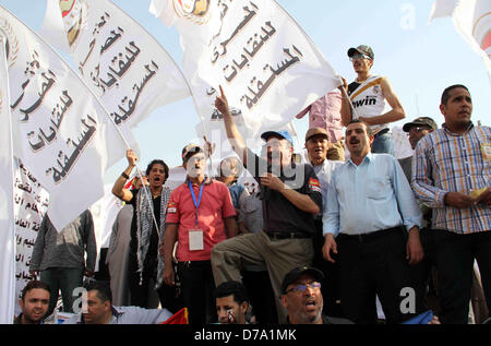 Kairo, Ägypten. 1. Mai 2013.  Ägypter nehmen Teil an einer Demonstration von Mitgliedern der ägyptischen kommunistischen Partei neben mit Arbeitern und politischen Aktivisten anlässlich des internationalen Tag der Arbeit am 1. Mai 2013 in Kairo, Ägypten. Demonstranten riefen politische und anti-Regierung Parolen wie sie die ägyptische Shura-Rat marschierten (Credit Bild: Credit: Tareq Gabas/APA Images/ZUMAPRESS.com/Alamy Live News) Stockfoto