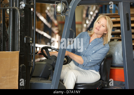 Autofahrerin Gabelstapler im Lager Stockfoto