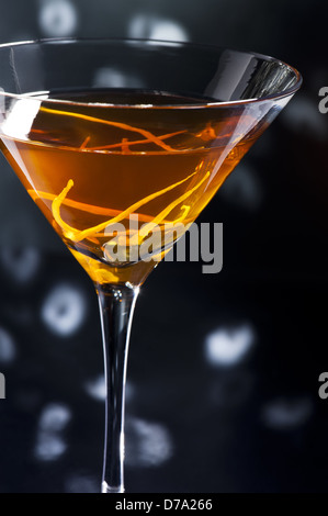 Manhattan cocktail über schwarz und hell funkelt Stockfoto