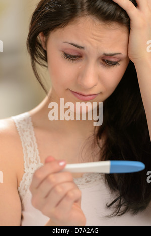 Verstörte Mädchen warten auf Schwangerschaftstest Ergebnis an Zukunft denken Stockfoto