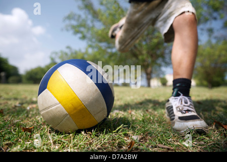 Kinder spielen Fußball Spiel, junge Kind schlagen Fußball im park Stockfoto