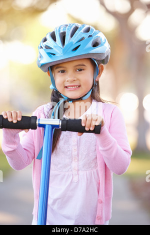 Mädchen tragen Schutzhelm Motorroller Stockfoto