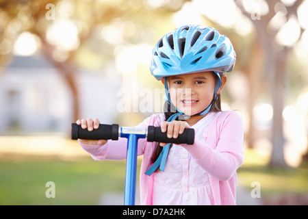 Mädchen tragen Schutzhelm Motorroller Stockfoto