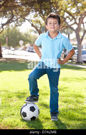 Junge posiert mit Fußball Stockfoto