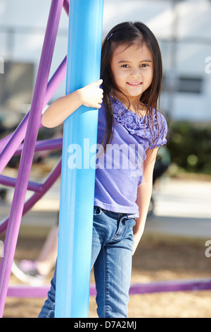 Mädchen auf dem Klettergerüst im Park Stockfoto