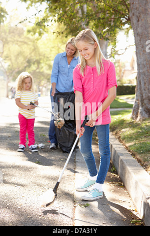 Mutter und Töchter Abholung Wurf In Suburban Street Stockfoto