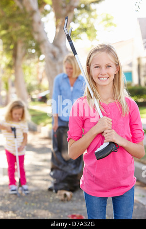 Mutter und Töchter Abholung Wurf In Suburban Street Stockfoto