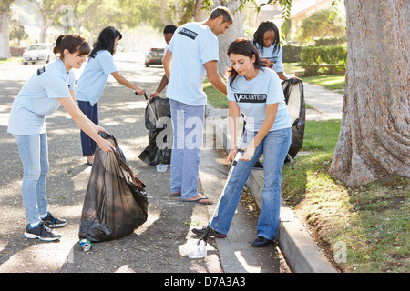 Team von Freiwilligen Abholung Wurf In Suburban Street Stockfoto