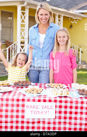 Mutter und Kinder laufen Charity Backen Verkauf Stockfoto