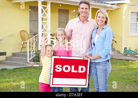 Familie Stand verkaufte Schild außen Haus Stockfoto